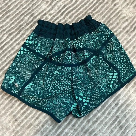 Lululemon Tracker Short IV (4”) in Pretty Lace Bali Breeze - Size 4 - Picture 4 of 6